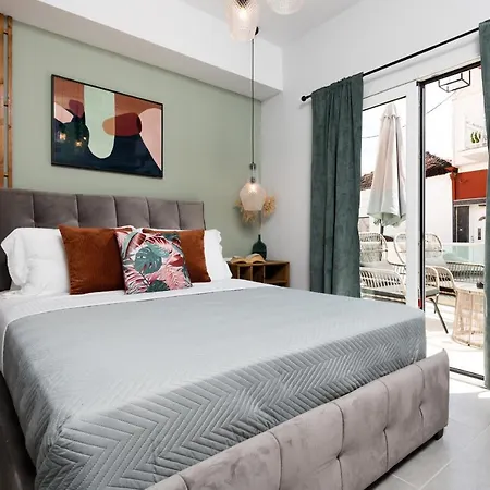 Apartment Iliana & Sarra 2 *